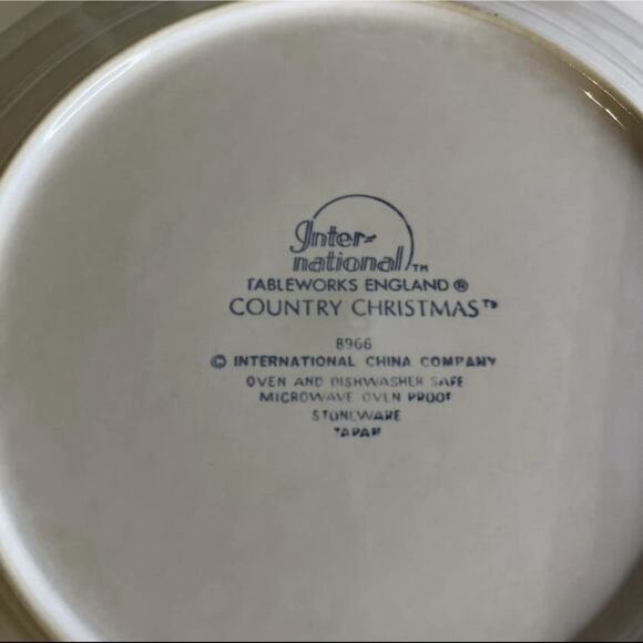 (4) International China Stoneware 11" Dinner Plates Country Christmas Pattern - Picture 9 of 9